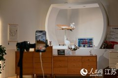 在该公司自建的摄影棚里