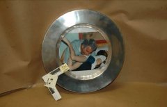 另一画面显示她在餐桌旁