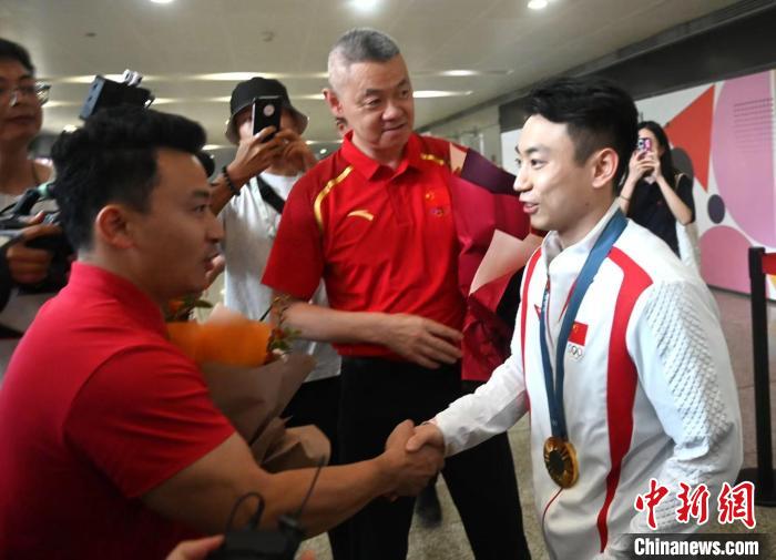 双杠王邹敬园带伤回国在成都机场开启奥运备战