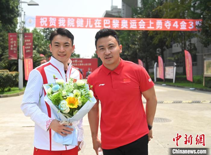 双杠王邹敬园带伤回国在成都机场开启奥运备战