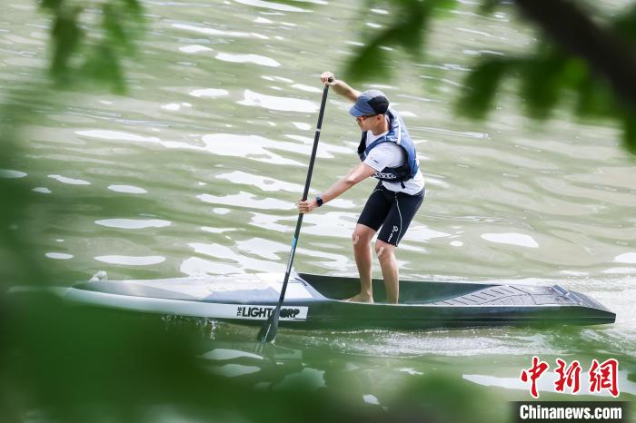 2025苏河湾上海桨板公开赛开幕 江河碧波掀桨板运