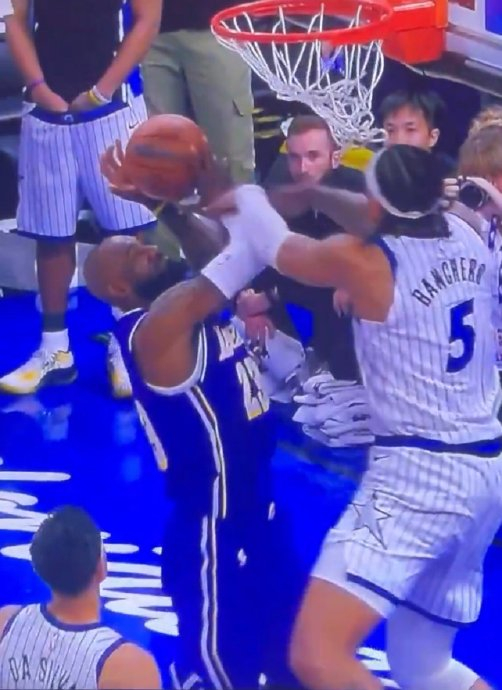 NBA裁判报告：班凯罗封盖无犯规 争议球权维持原