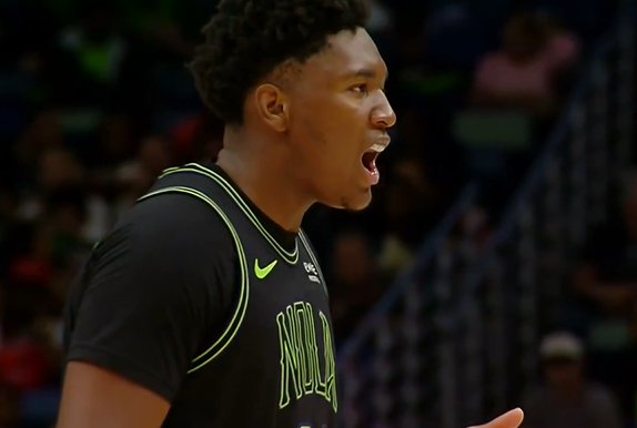 奎因进球后怒砸KD引争议判罚