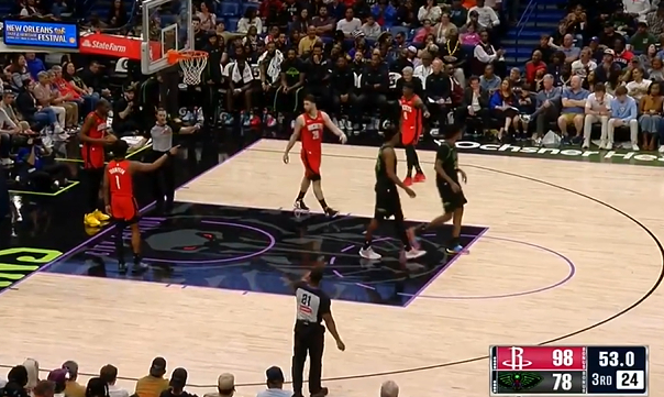 奎因进球后怒砸KD引争议判罚