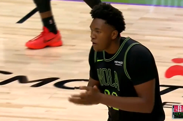 奎因进球后怒砸KD引争议判罚