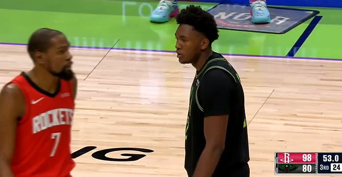 奎因进球后怒砸KD引争议判罚