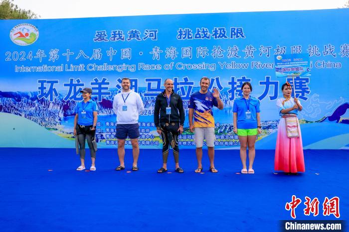 青海龙羊湖迎来百余名中外泳手横渡黄河上游最