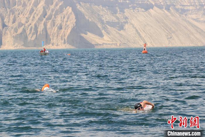 青海龙羊湖迎来百余名中外泳手横渡黄河上游最