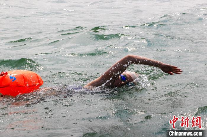 青海龙羊湖迎来百余名中外泳手横渡黄河上游最